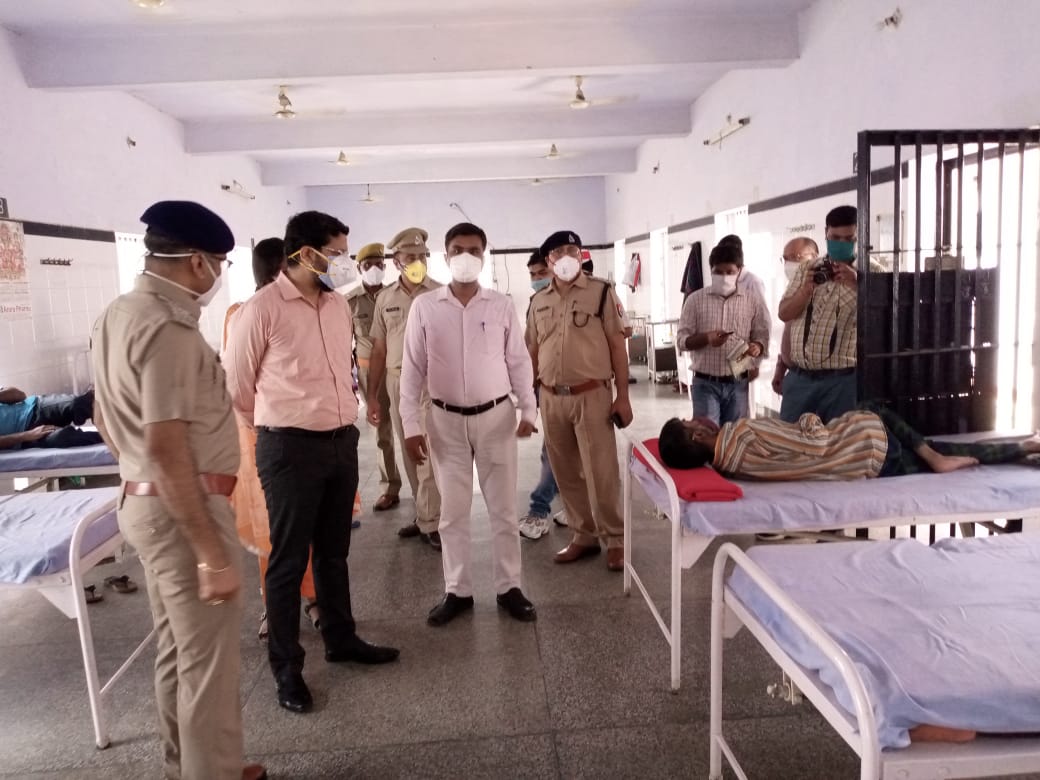 पीलीभीत: जिलाधिकारी व पुलिस अधीक्षक द्वारा संयुक्त रूप से जिला कारागार का किया गया औचक निरीक्षण।