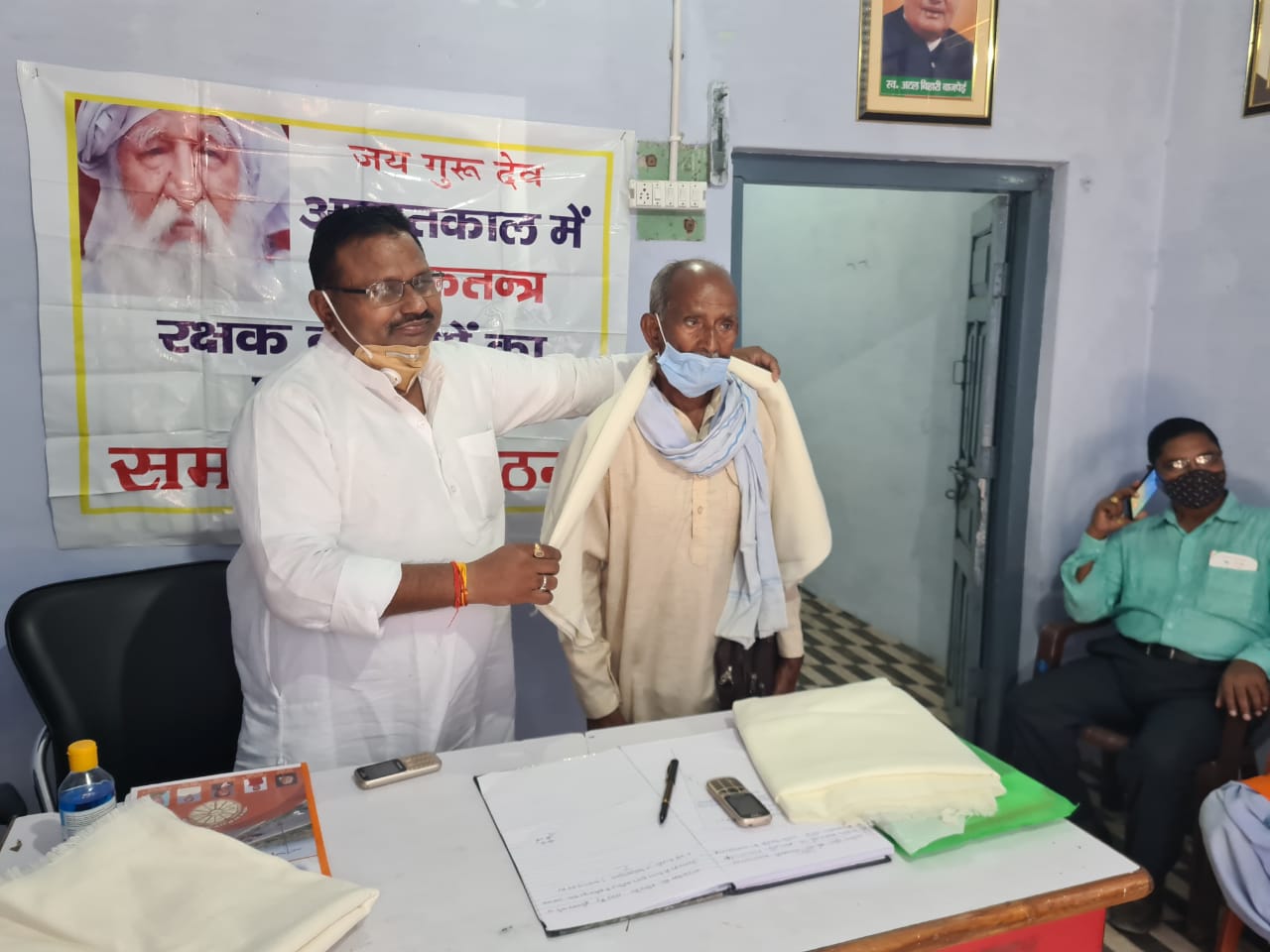 पीलीभीत: लोकतंत्र रक्षक सेनानियों को भाजपा विधायक ने किया सम्मानित ।