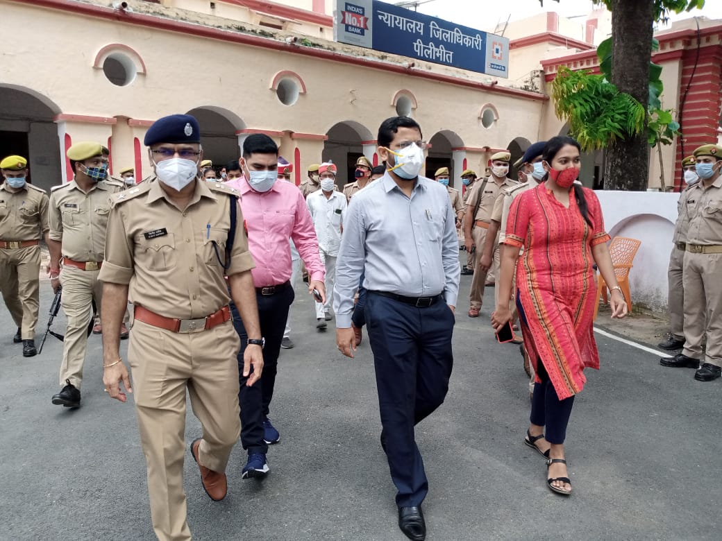पीलीभीत :जिला मजिस्ट्रेट एवं पुलिस अधीक्षक द्वारा नामांकन प्रक्रिया के दृष्टिगत नामांकन कक्षा की सुरक्षा व्यवस्था का लिया जायजा।