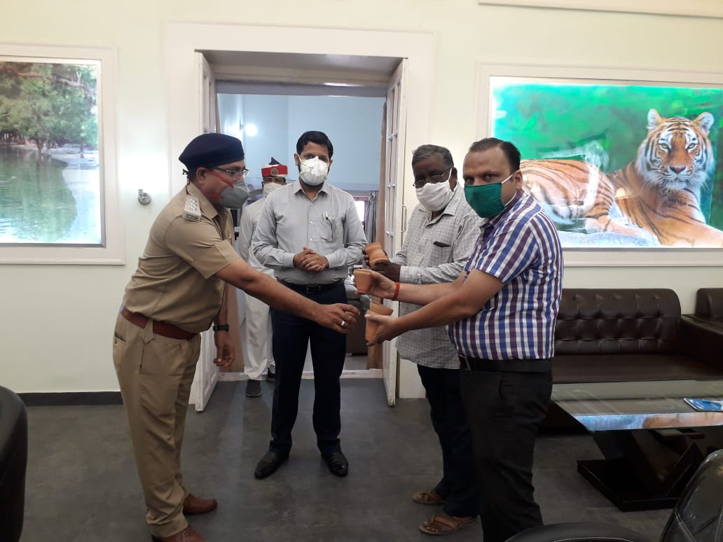 पीलीभीत: कलेक्ट्रेट व विकास भवन के कार्यालयों में कैदियों द्वारा मिट्टी से निर्मित कुल्लढों का किया जाये प्रयोग।