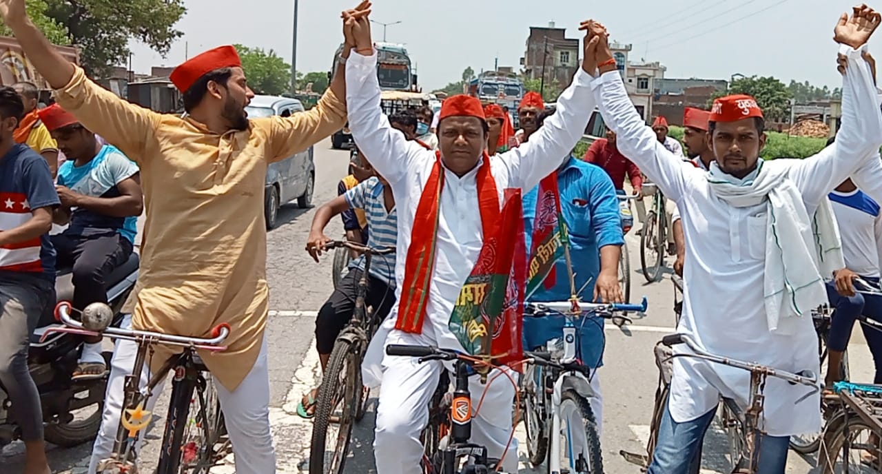 बरेली-भोजीपुरा में सपाइयों की साइकल रैली