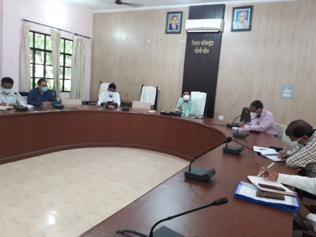 पीलीभीत: जिलाधिकारी द्वारा संचारी रोग नियंत्रण एवं दस्तक अभियान की तैयारियों से सम्बन्धित की गई समीक्षा बैठक।