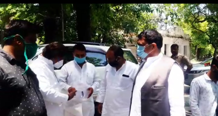 बरेली-सपा जिलाध्यक्ष ने जिलाधिकारी से की मांग