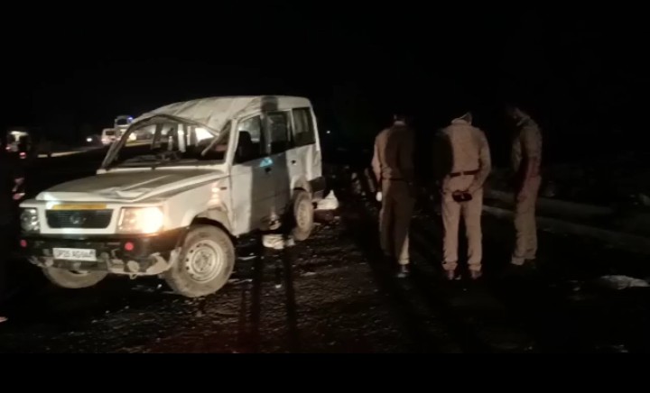 बरेली: अज्ञात ट्रक ने पुलिस वैन ही ठोंक डाली