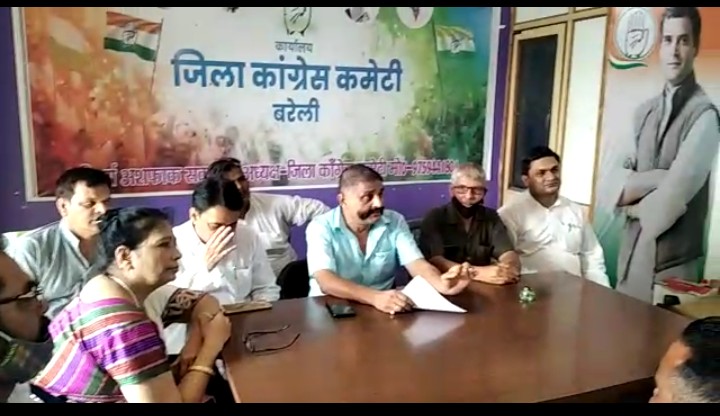 बरेली-भाजपा के महामंत्री की गैस एजेंसी पर घटतौली को लेकर कांग्रेस की प्रेस कॉन्फ्रेंस