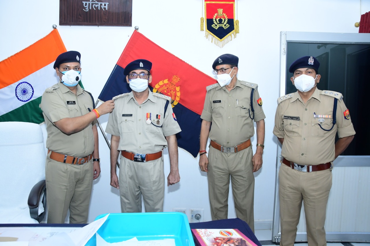 बाराबंकी : पुलिस उपाधीक्षक गोपनीय के पद पर प्रोन्नति होने पर पुलिस अधीक्षक द्वारा शुभकामनाएं दी गयीं