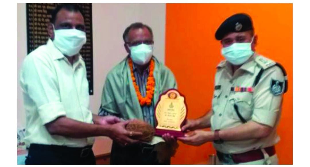 शहडोल: एफ.एस.एल. अधिकारी डाॅ. एस.पी.सिंह के सेवानिवृत्ति पर पुलिस अधिकारियों द्वारा किया गया सम्मान
