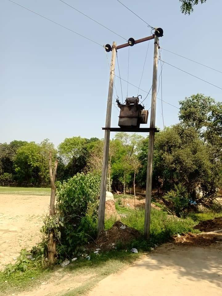 सीतापुर :ट्रांसफार्मर फूक गया टोल फ्री पर शिकायत की 5 दिन में नतीजा सिफर