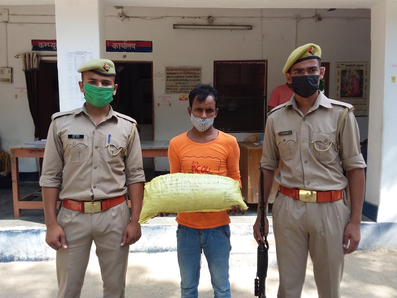 बाराबंकी: पुलिस ने एक शातिर तस्कर अभियुक्त को किया गिरफ्तार, कब्जे से 01 किलो 300 ग्राम पोस्ता छिलका बरामद।