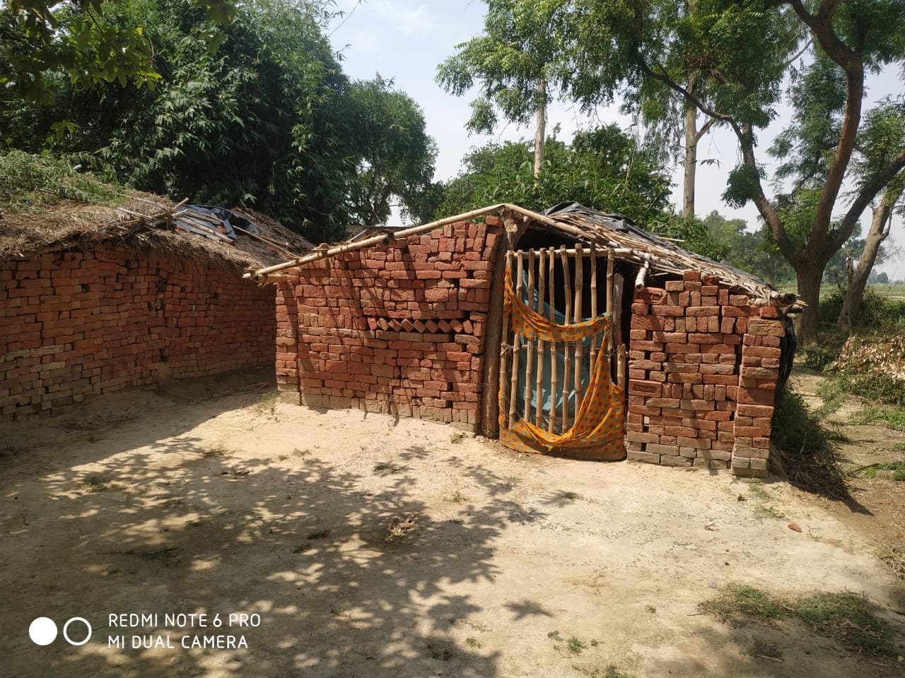 रायबरेली:बारिश में टूटे छप्पर के नीचे रह रहा परिवार नही मिला आवास ।