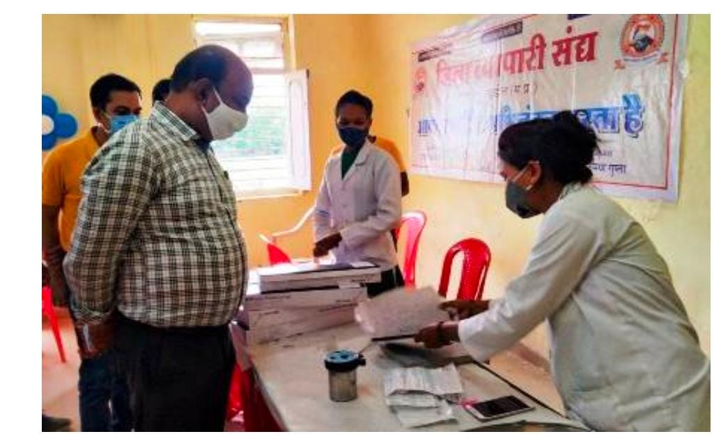 शहडोल: गांधी स्टेडियम शहडोल में चल रहे वैक्सीनेशन सत्र का कलेक्टर ने किया निरीक्षण
