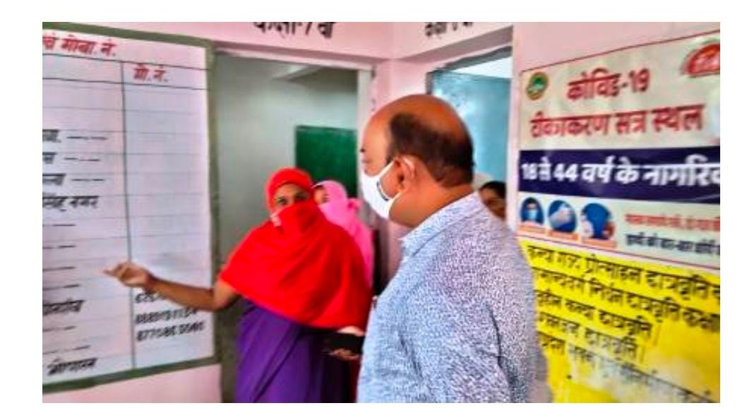 शहडोल: कलेक्टर एवं एसपी ने झारा में हो रहे कोविड वैक्सीनेशन का किया निरीक्षण