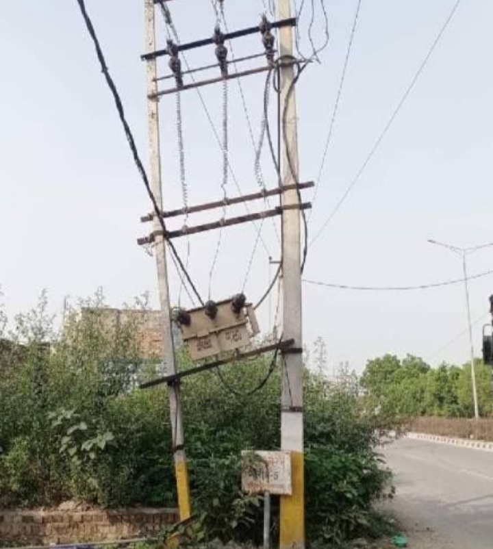कुतुबनगर /सीतापुर :जेई विद्युत की कार्यशैली से क्षेत्र के लोगों में रोष, नहीं बदला ट्रांसफार्मर।