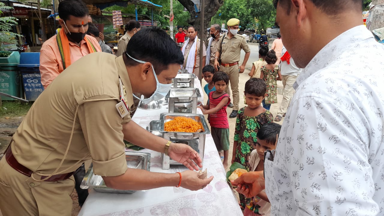 रायबरेली : बड़े मंगल के अवसर पर क्षेत्राधिकारी एवं थाना प्रभारी ने की पूजा अर्चना