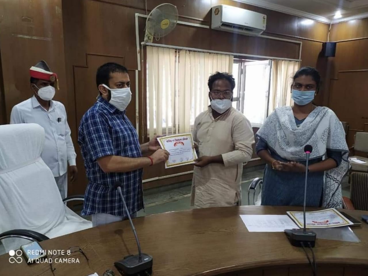 फर्रुखाबाद : जिलाधिकारी मानवेन्द्र सिंह नें सर्वाधिक कोविड टीकाकरण कराने वाले प्रधानों को किया सम्मानित
