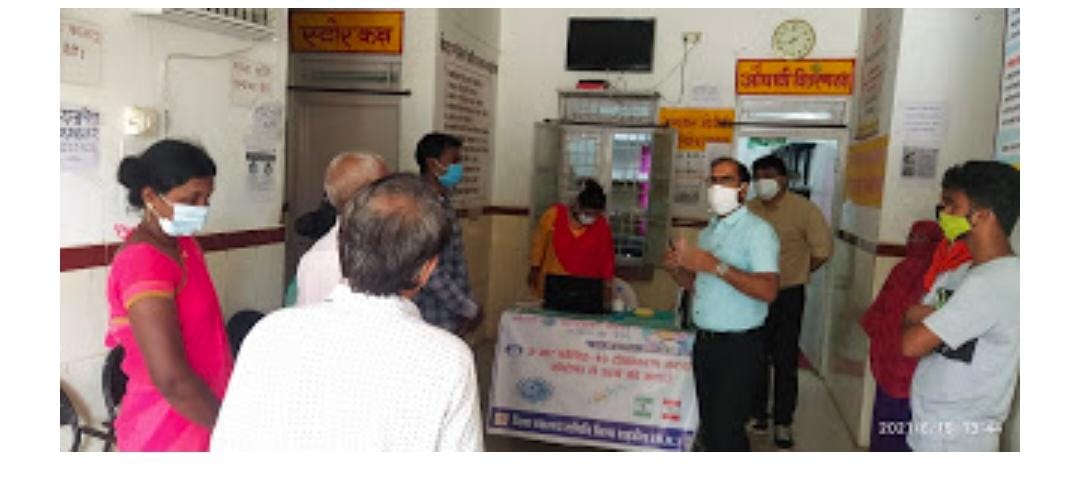शहडोल - मुख्य कार्यपालन अधिकारी जिला पंचायत ने खन्नौधी के प्राथमिक स्वास्थ्य केंद्र में हो रहे 18 वर्ष से ऊपर के व्यक्तियों का कोविड-19 वैक्सीनेशन कार्य का निरीक्षण किया