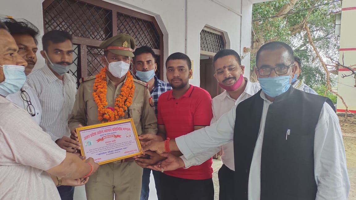 रायबरेली: व्यापार मंडल ने कोरोना योद्धाओं के रूप में पुलिसकर्मियों को किया सम्मानित