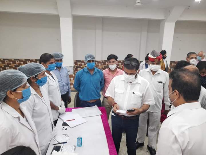 फर्रुखाबाद: जिलाधिकारी श्री मानवेंद्र सिंह ने श्री जानकी भवन रवत्री धर्मशाला में कोविड-19 कैंप शुभारंभ किया