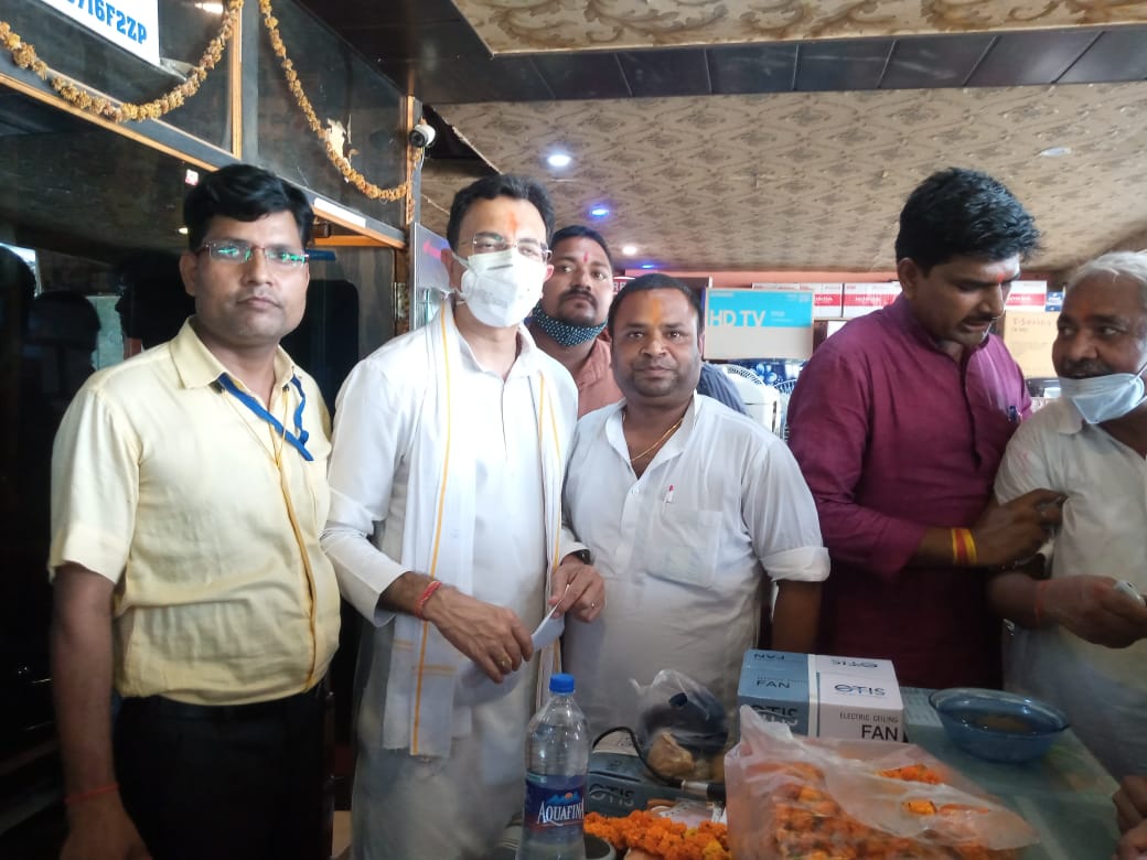 सीतापुर : बीजेपी में शामिल होने के बाद पहली बार नैमिषारण्य तीर्थ पहुंचे  जितिन प्रसाद