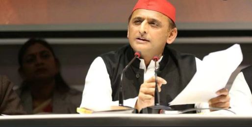 जौनपुर:निर्माणधीन मेडिकल कालेज सिद्दीकपुर के गेट पर सपाइयों ने मनाया पूर्व मुख्यमंत्री अखिलेश यादव का जन्मदिन