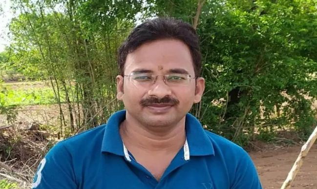 यूपी भी गजब है ! मृत शिक्षक की लगा दी चुनाव में ड्यूटी
