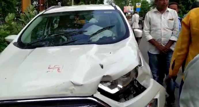 फ़ैजाबाद : कार की टक्कर से बाइक सवार तीन घायल