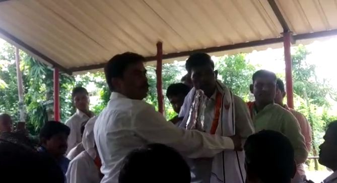 सीतापुर: प्रधान क्षेत्र पंचायत सदस्य का अभिनंदन समारोह बड़े ही धूमधाम व हर्षोल्लास के साथ मनाया गया.