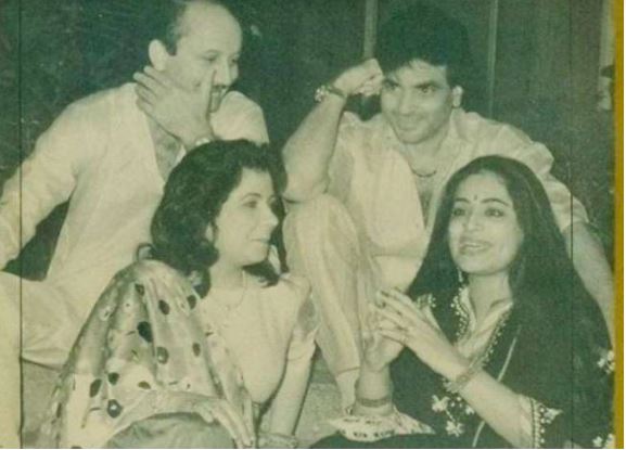 एक किताब में अनुपम खेर को मिली ये पुरानी तस्वीर, किरण खेर, जितेंद्र और शोभा कपूर के साथ आए नज़र