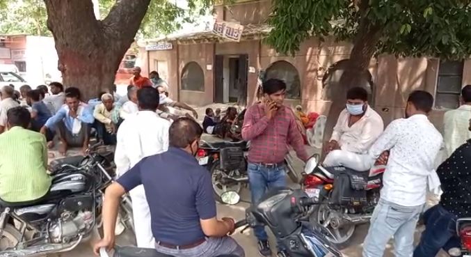 एटा ब्रेकिंग:- शादी समारोह सेवापस जा रहे स्कोर्पियो सवार खड़े ट्रक से टकराए, एक की मौत 5 घायल