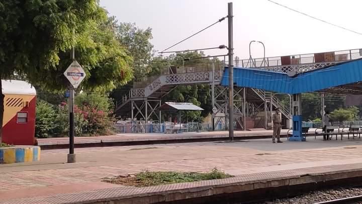 इटावा : रेलवे लाइन के किनारे मिला अज्ञात व्यक्ति का शव