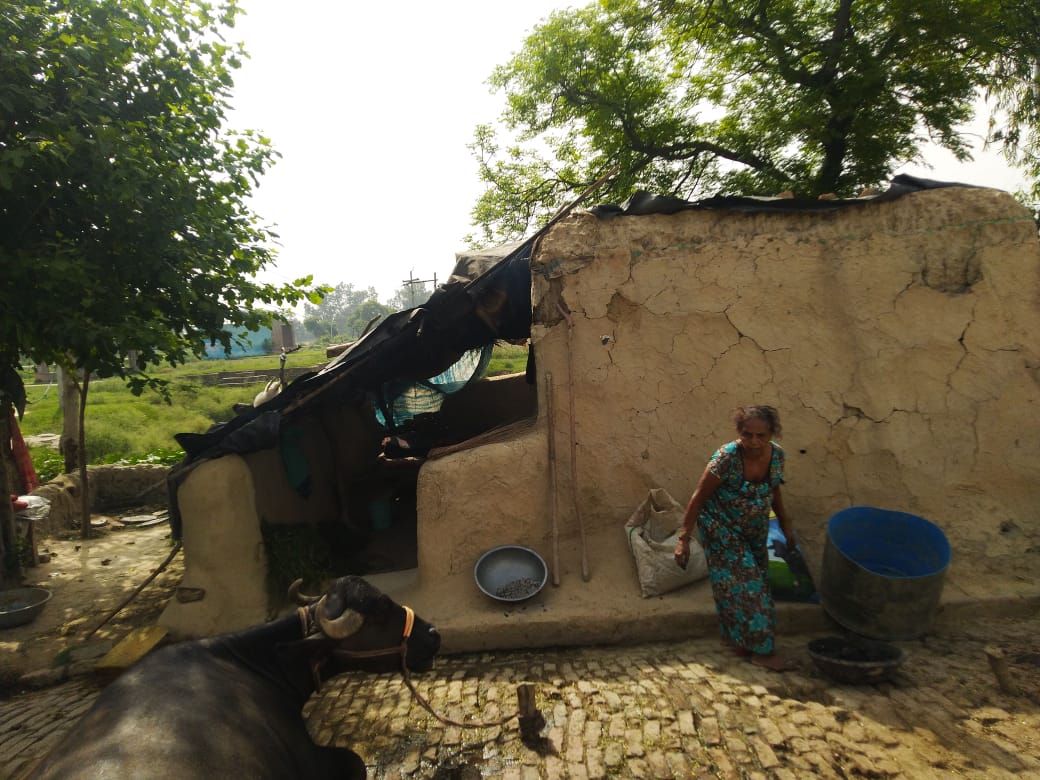 बरेली - मझगवां ब्लाक क्षेत्र में वर्षों से कच्चे मकान मे रह रही महिला को प्रधान सचिव की मिलीभगत से बना दिया अपात्र।