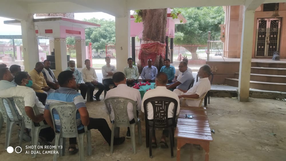 बरेली - मान्यता प्राप्त स्कूलों के संगठन बेसिक शिक्षा सिमित की बैठक ब्लाक मीरगंज में अध्यक्ष नेता राम सिंह गुर्जर की अध्यक्षता में मंगलपुरी इंटर कॉलेज मीरगंज में सम्पन्न हुई।