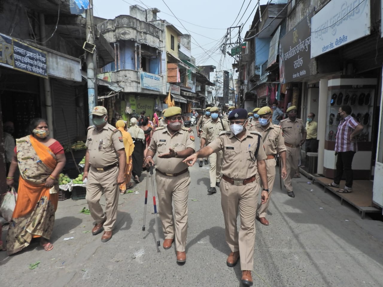 पीलीभीत :पुलिस अधीक्षक महोदय द्वारा शहर का भ्रमण कर मेन मार्केट में लगी दुकानों के बाहर अतिक्रमण को हटवाया गया तथा मीट विक्रेताओं के लाइसेंस चेक किए गए।