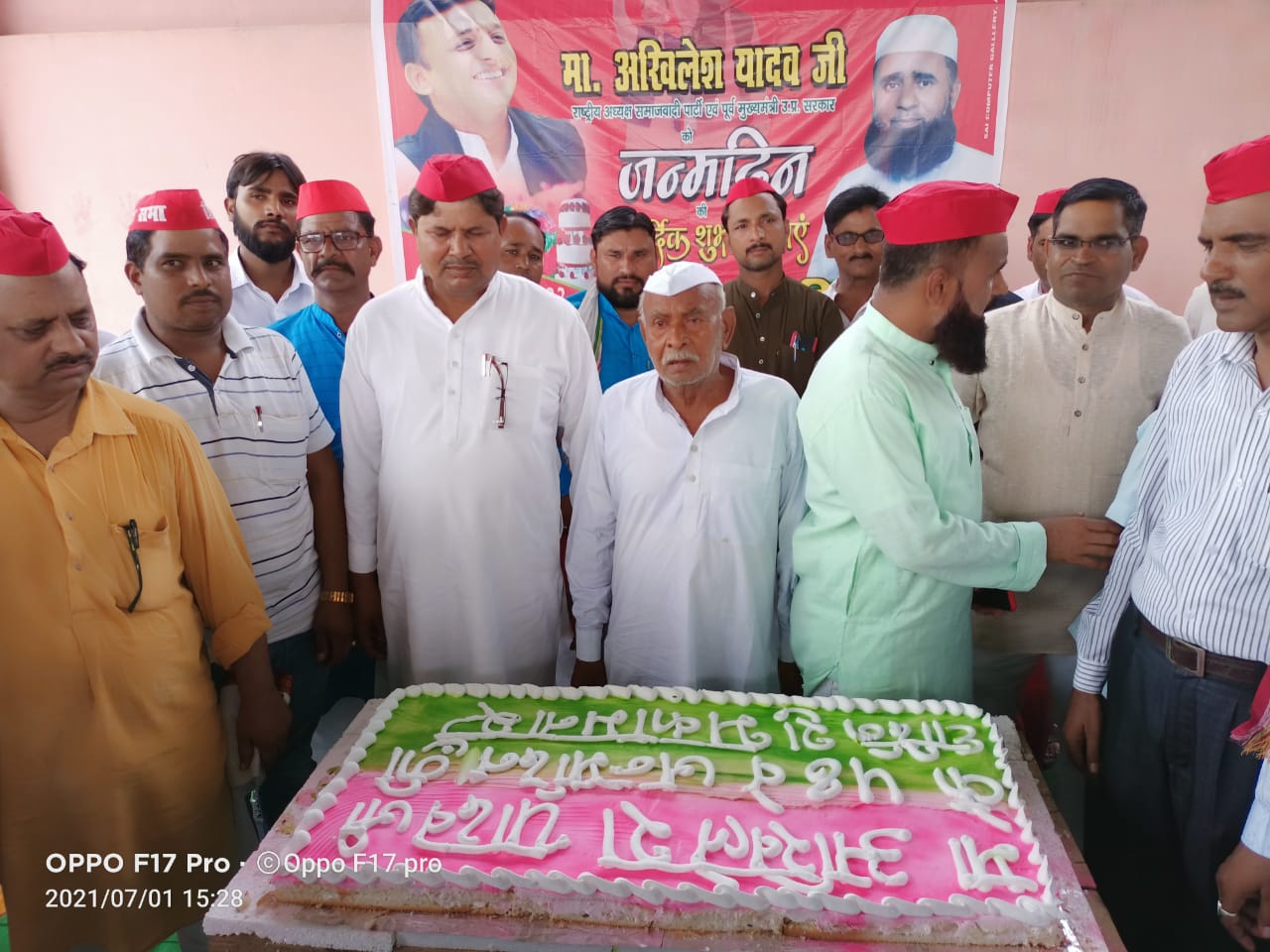 बरेली - 126 आँवला विधानसभा क्षेत्र में समाजवादी पार्टी कार्यकर्ताओं ने मनाया अखिलेश यादव का जन्मदिन