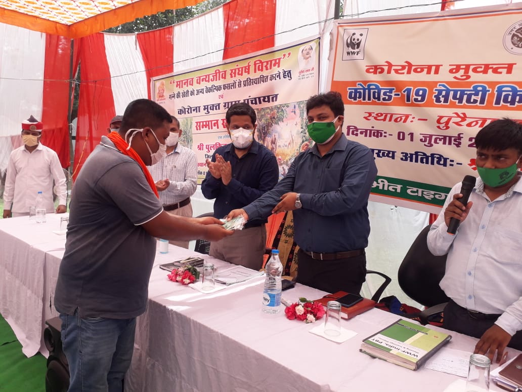 पीलीभीत :जिलाधिकारी द्वारा किसानों को प्रशस्ति पत्र देकर किया गया सम्मानित।