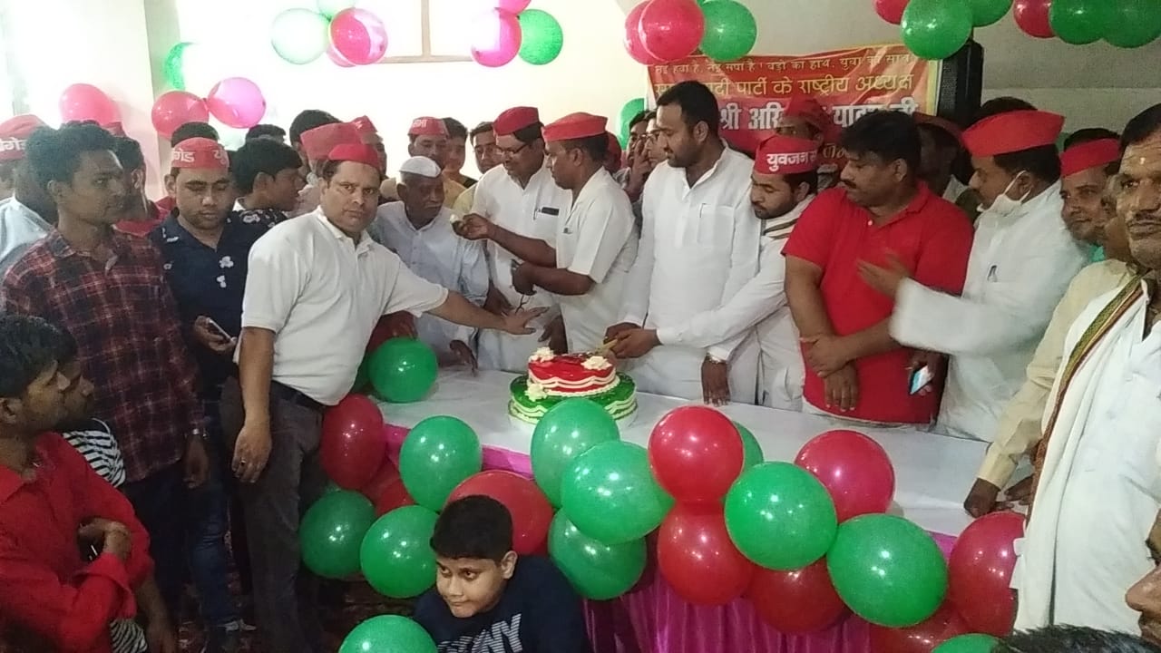 बरेली - सिरौली कस्बे में 126आँवला विधानसभा अध्यक्ष डॉक्टर इन्द्रपाल यादव की मौजूदगी में बड़ी ही धूमधाम से समाजवादी पार्टी कार्यकर्ताओं ने मनाया अखिलेश यादव का जन्मदिन।