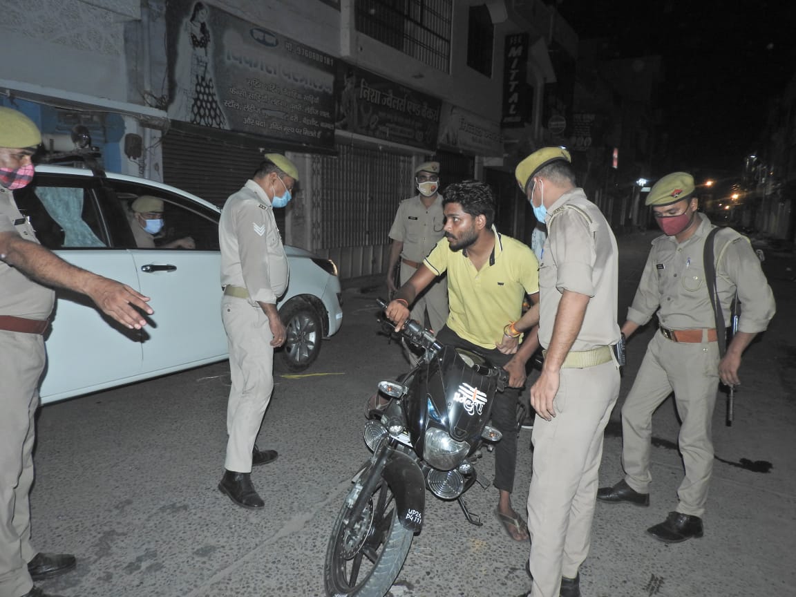 पीलीभीत :पुलिस अधीक्षक श्री किरीट सिंह राठौर महोदय ने शहर में रात्रि भ्रमण कर रात्रि लॉकडाउन का जायजा लिया।