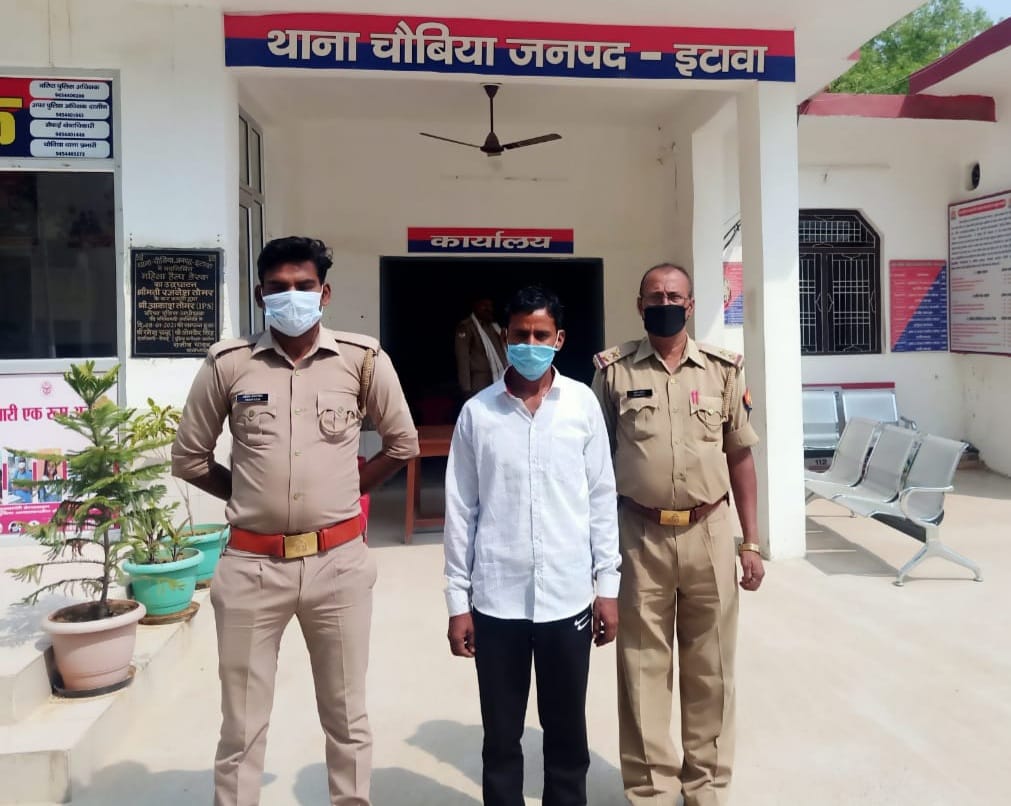 इटावा: पुलिस द्वारा वांछित हत्यारोपी को घटना में प्रयुक्त लकडी के डंडे सहित किया गया गिरफ्तार