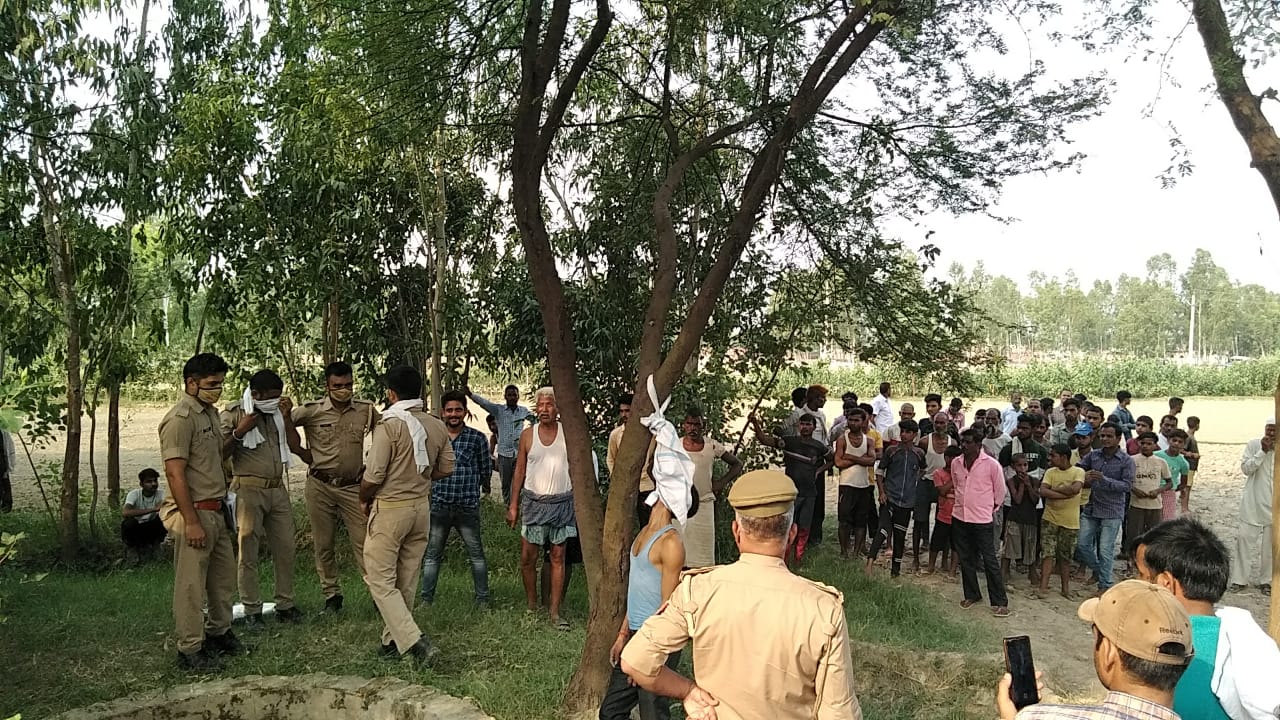 बरेली-पेड़ से लटके शव पर लोगो की उंगली,बोले खुदखुशी नही हत्या है