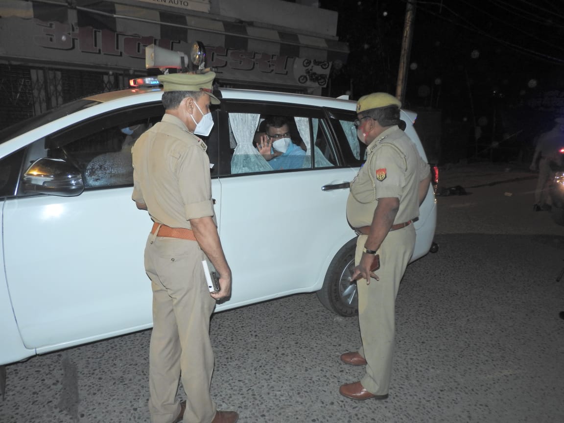 पीलीभीत: पुलिस अधीक्षक श्री किरीट सिंह राठौर महोदय ने शहर में रात्रि भ्रमण कर रात्रि लॉकडाउन व ब्लाक प्रमुख चुनाव के मद्देनजर सुरक्षा व्यवस्था का जायजा लिया।