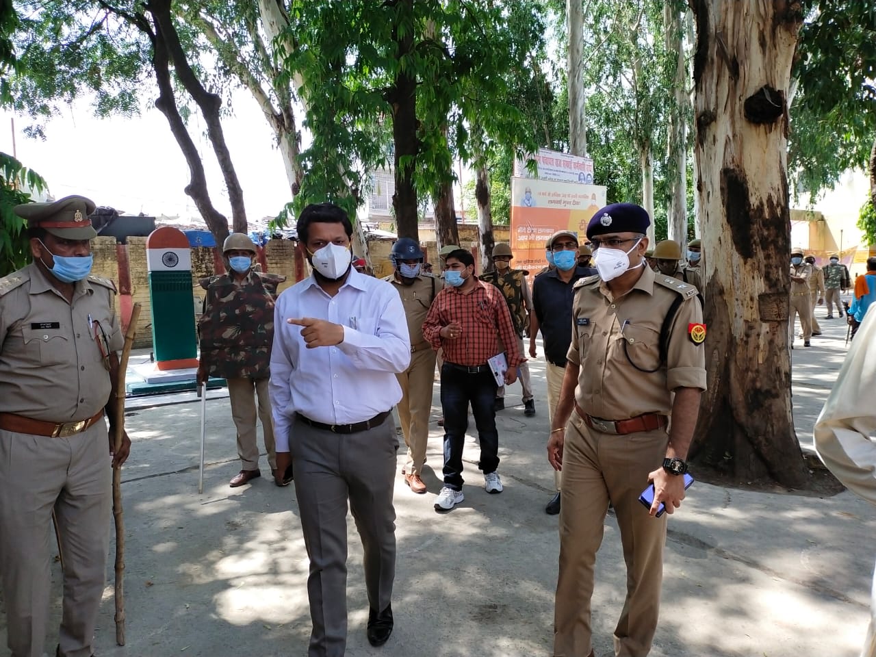 पीलीभीत :जिला निर्वाचन अधिकारी एवं पुलिस अधीक्षक द्वारा मतदान स्थलों का किया गया औचक निरीक्षण।