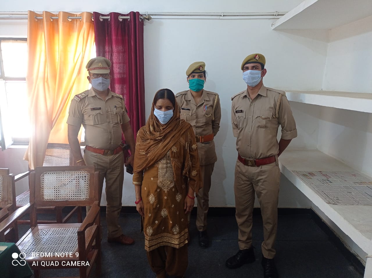 आँवला/ बरेली - सिरौली थाना पुलिस बेखबर सीओ टीम ने किया पर्दाफाश स्मैक के साथ महिला को दबोचा।