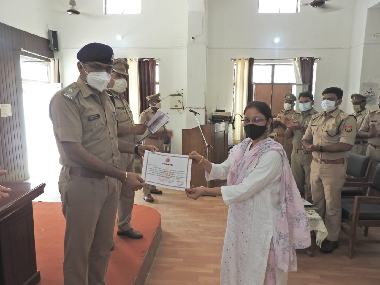 पीलीभीत: पुलिस अधीक्षक द्वारा पुलिस लाइन में सैनिक सम्मेलन व अपराध गोष्ठी का आयोजन किया गया, अच्छे कार्य करने वाले पुलिस कर्मचारियों को प्रशस्ति पत्र देकर सम्मानित किया गया।