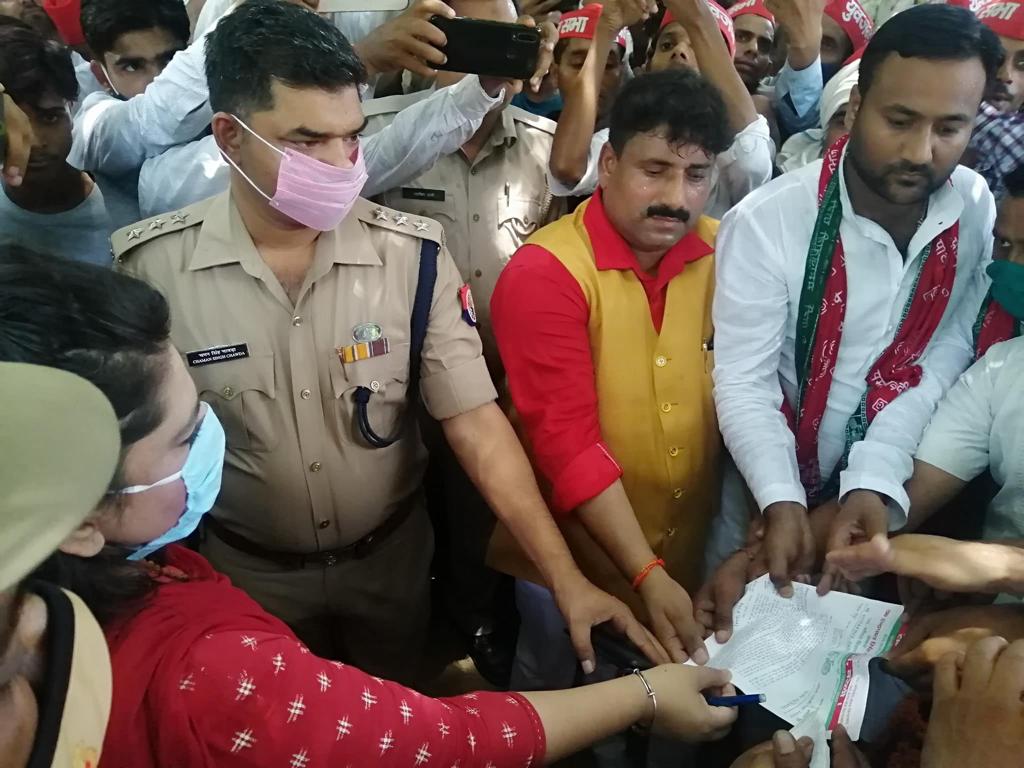 आँवला/बरेली - आँवला तहसील परिसर पर में जिला अध्यक्ष चुनाव में हुई धाधंली को लेकर समाजवादी पार्टी के कार्यकर्ताओं ने दिया धरना महामहिम राष्ट्रपति उपजिलाधिकारी द्वारा सौंपा ज्ञापन।