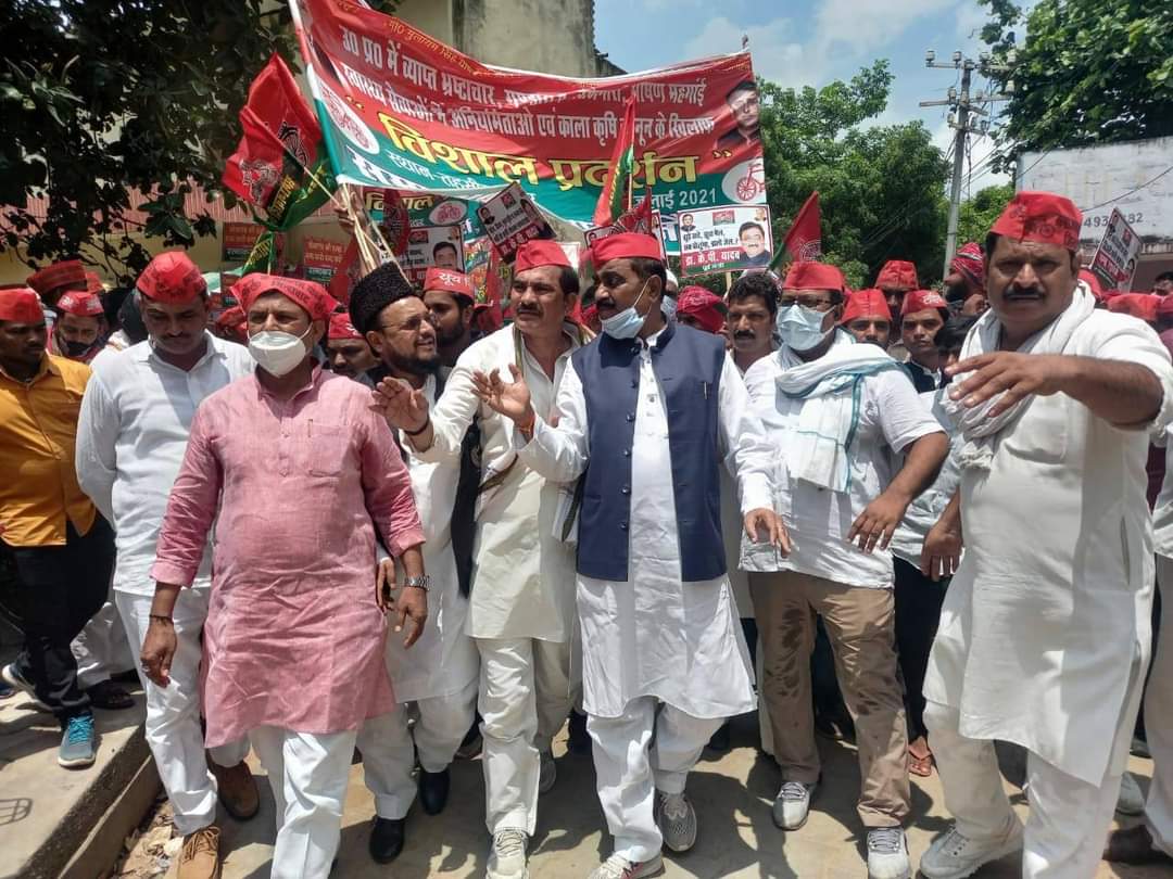 जौनपुर:पूर्व मुख्यमंत्री अखिलेश यादव के निर्देश पर कलेक्ट्रेट में सपाइयों ने किया जबरजस्त धरना प्रदर्शन