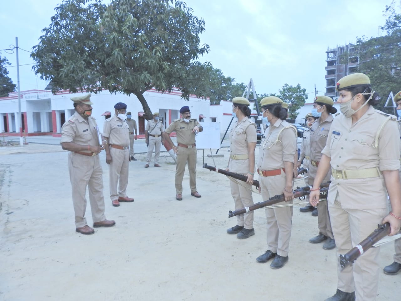 पीलीभीत :पुलिस अधीक्षक महोदय द्वारा पुलिसकर्मियों व रिक्रूट आरक्षियों को करायी गई शुक्रवार की परेड।