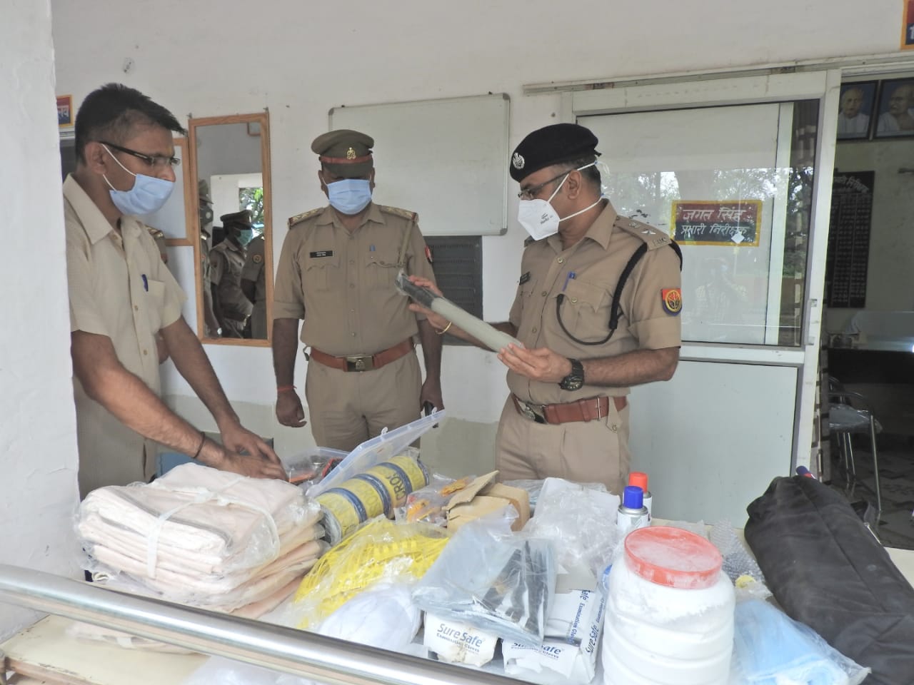 पीलीभीत: पुलिस अधीक्षक श्री किरीट सिंह राठौर महोदय द्वारा थाना न्यूरिया का किया गया आकस्मिक निरीक्षण।