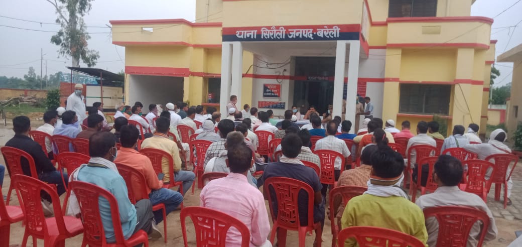 आँवला/बरेली - थाना सिरौली में एसडीम पारुल तरार ब सीओ चमन सिंह चाबड़ा की मौजूदगी में हुई पीस कमेटी की बैठक।