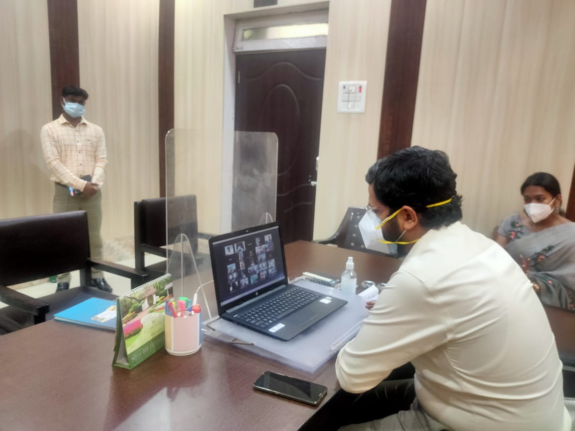 पीलीभीत: सरकार द्वारा संचालित योजनाओं से जरूतमंद लोगों को किया जाये लाभान्वित-जिलाधिकारी।