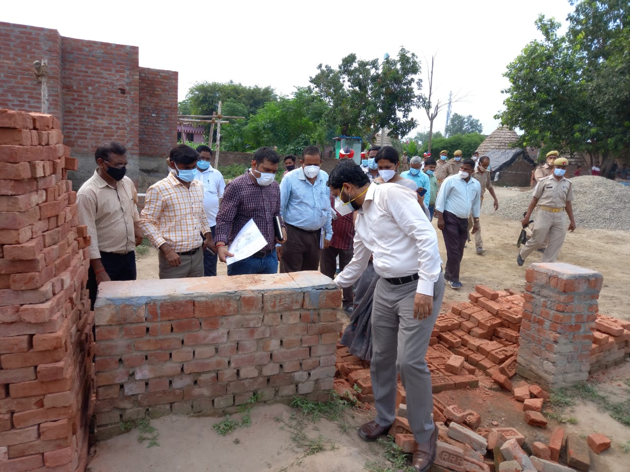 पीलीभीत :कार्यों को निर्धारित मानक के अनुरूप गुणवत्ता परक ढ़ंग से समय सीमा में किये जाये पूर्ण-जिलाधिकारी।